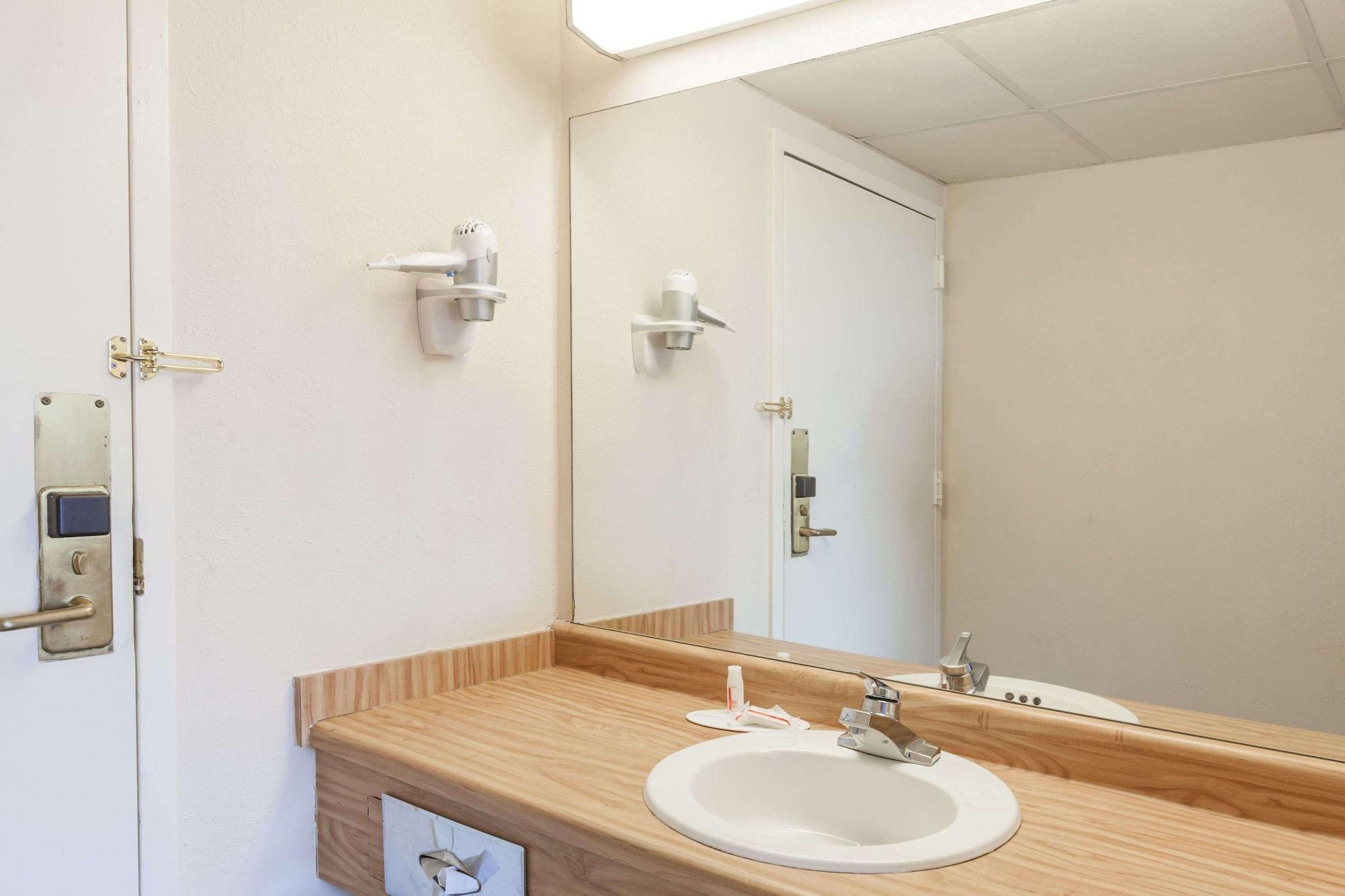 איסט סירקיוז Days Inn Syracuse מראה חיצוני תמונה